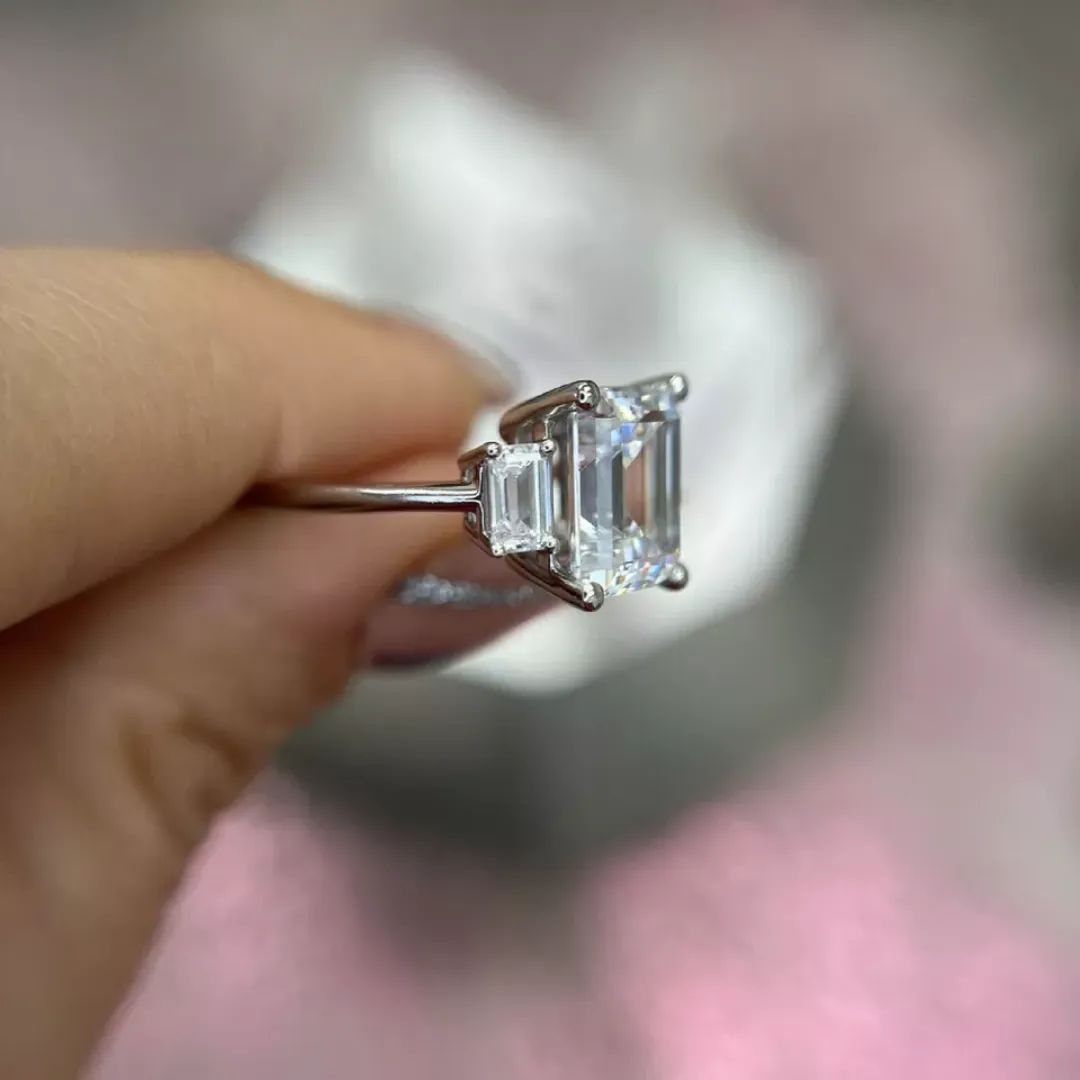 /public/photos/live/Real Emerald Moissanite 3 Stone Engagement Ring 593 (5).webp